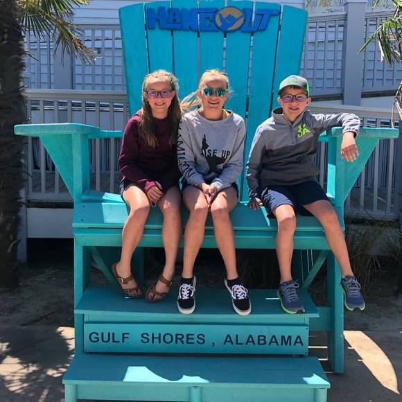 Profile Picture of Leslie Thielen (@leslieandres) on Poshmark