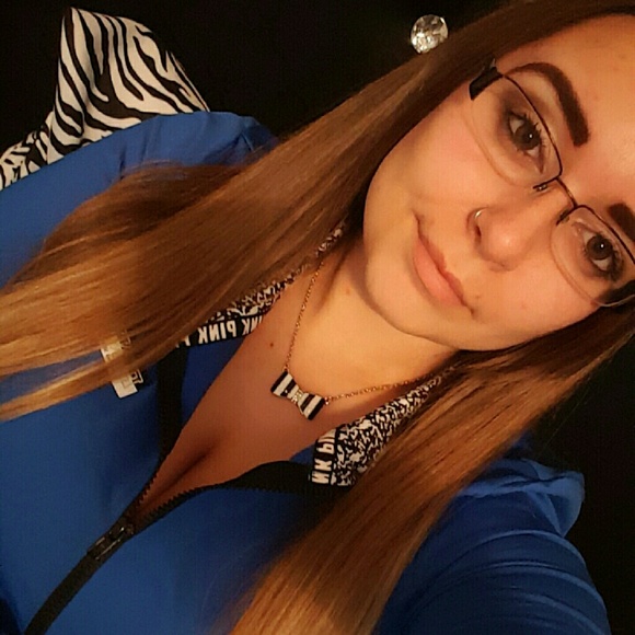 Profile Picture of Rashell Brevik (@rashellbrevik) on Poshmark