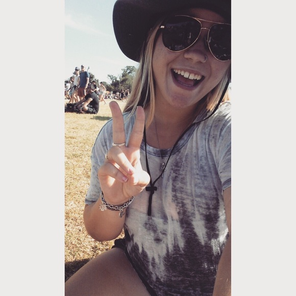 Profile Picture of Haley Bunch (@hgbunch) on Poshmark