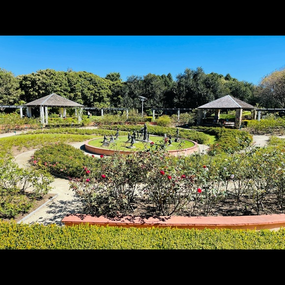 Profile Picture of Rose Harper (@harperrose22) on Poshmark