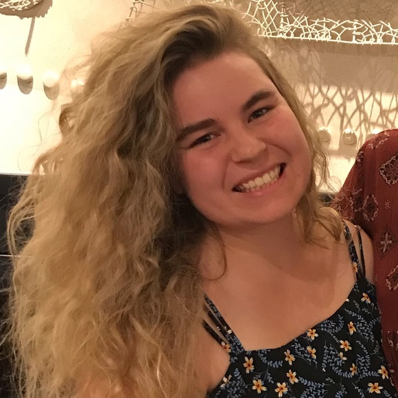 Profile Picture of Maddie Perno (@maddiep255) on Poshmark