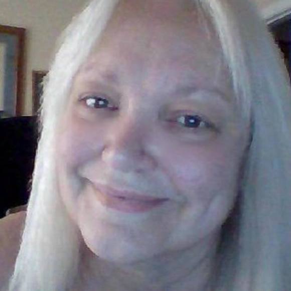 Profile Picture of Author dana Pfeufer (@danapfeufer) on Poshmark