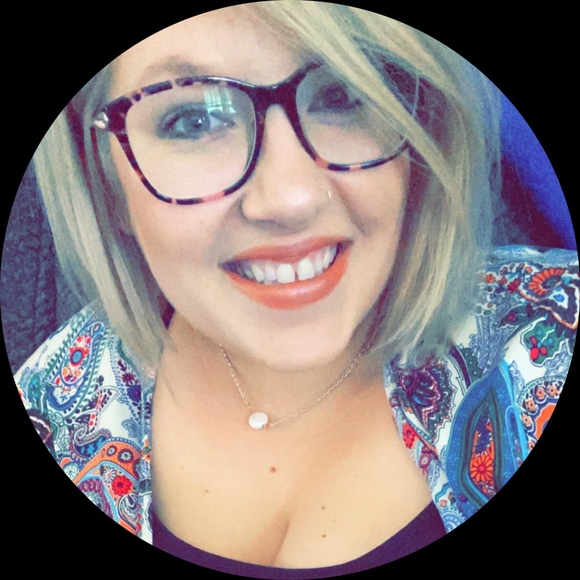 Profile Picture of Rainie Moser (@rainiemoser) on Poshmark