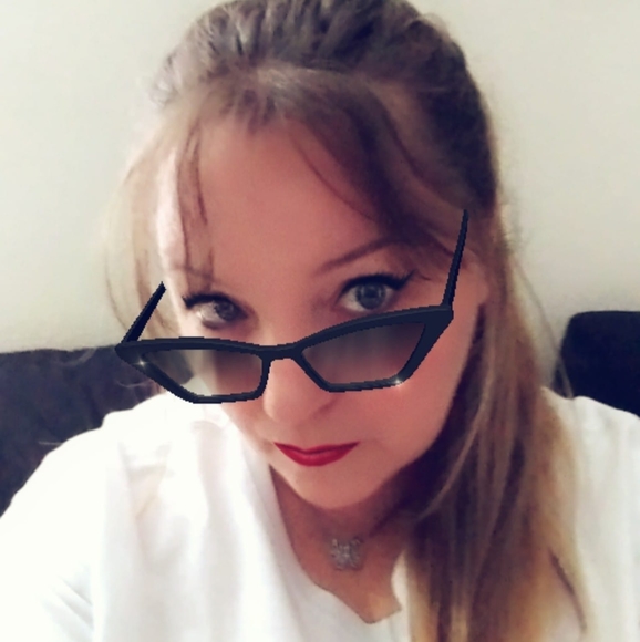 Profile Picture of April Thompson (@aprilt4250) on Poshmark