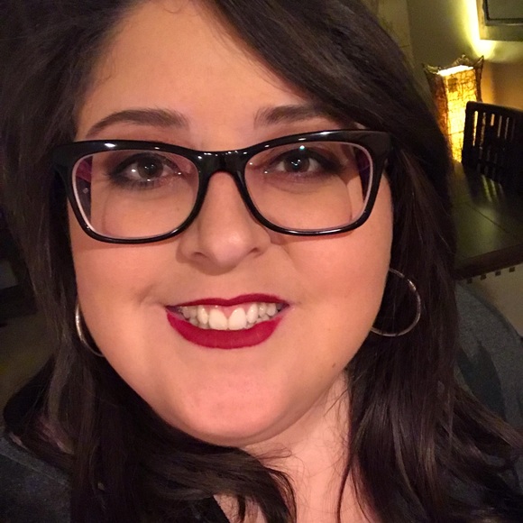 Profile Picture of Ashley Seijos (@ivesei) on Poshmark