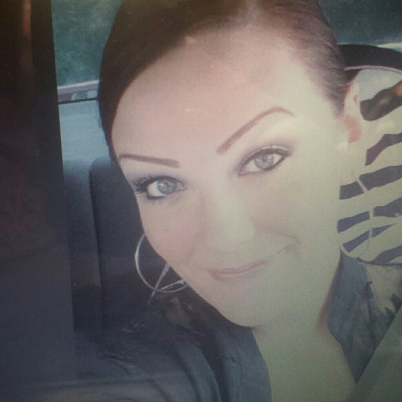 Profile Picture of Apryl Johnson (@aprylj28) on Poshmark