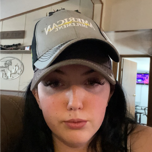 Profile Picture of Holly Taber (@hollysellsstuff) on Poshmark