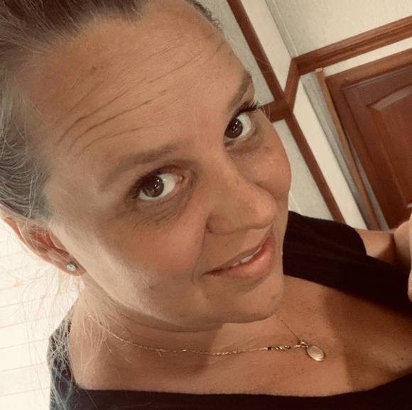 Profile Picture of Kayla Emblom (@kaylaemblom) on Poshmark