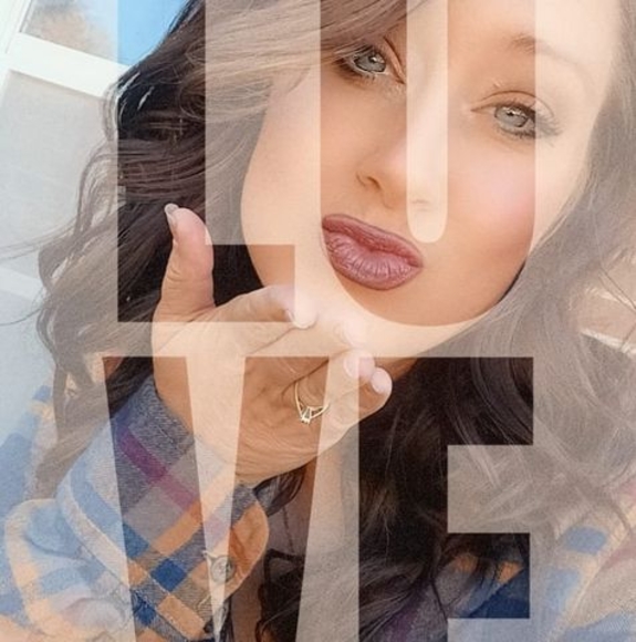 Profile Picture of Caitlin Minor (@caitlinminor886) on Poshmark