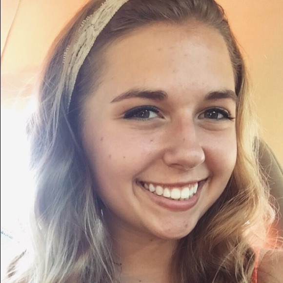 Profile Picture of Allison Gant (@_allisonlynne) on Poshmark