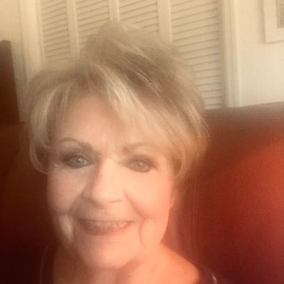 Profile Picture of Gayle Simmons (@gayle_simmons) on Twitter