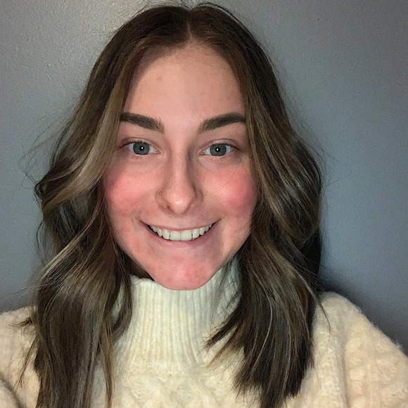 Profile Picture of Izzy Sheumaker (@izzy_sheumaker) on Poshmark