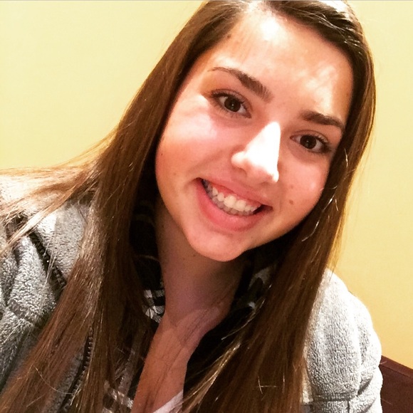 Profile Picture of Victoria Biassi (@victoriabiassi) on Poshmark