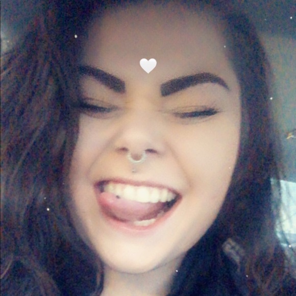 Profile Picture of Danielle Alexander (@daniellealex755) on Poshmark