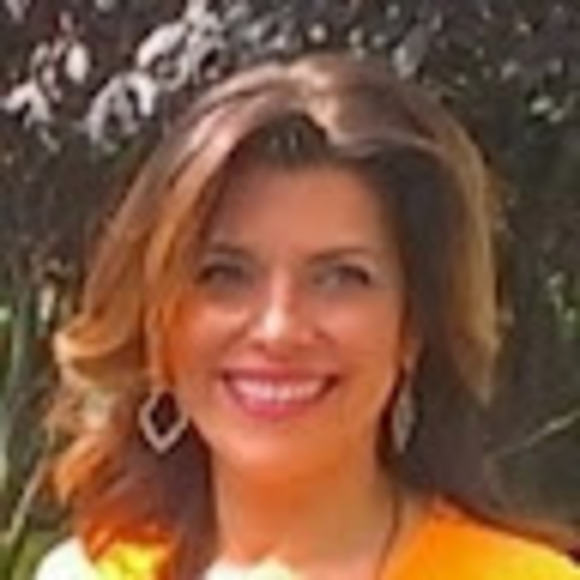 Profile Picture of Antheya Fakhoury (@antheyaf) on Poshmark