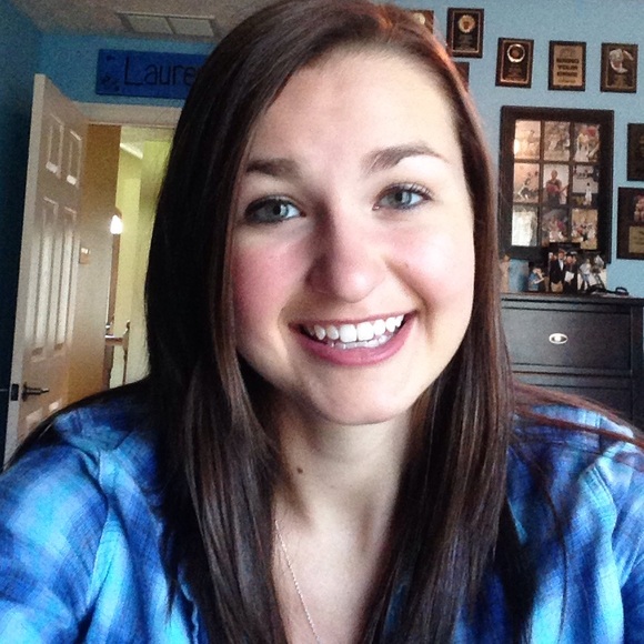 Profile Picture of Lauren Desutter (@lmdesutter) on Poshmark