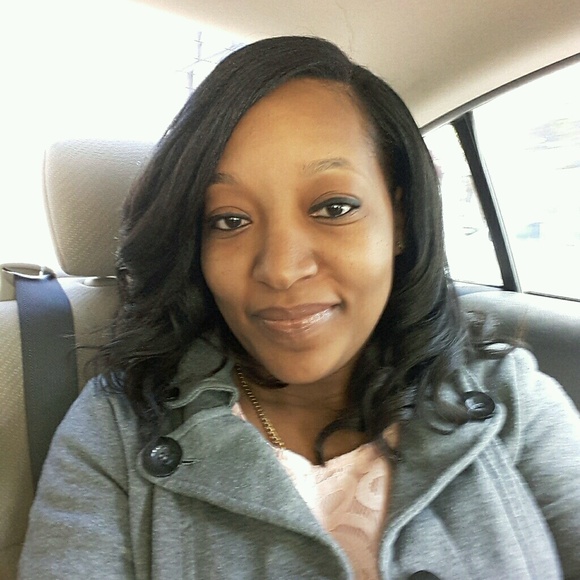 Profile Picture of Latoya Smith (@mrsjmsmith) on Poshmark