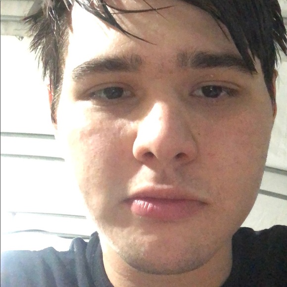 Profile Picture of Corey Henry (@coreyh18) on Poshmark