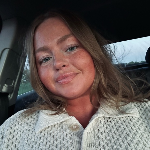 Profile Picture of Elisabeth Cayten (@ecayten) on Poshmark