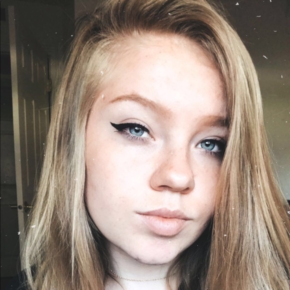 Profile Picture of Crystal Hanes (@nirvacixo) on Poshmark