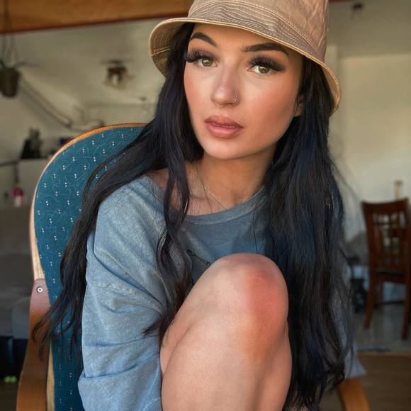 Profile Picture of Milaine Carbotte (@milainenatalie) on Poshmark