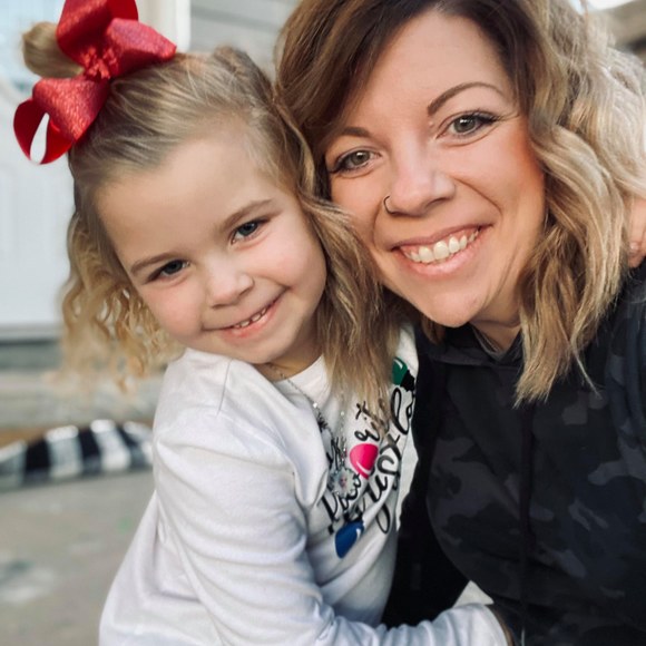 Profile Picture of Shelly Salmon (@shellysalmon) on Poshmark