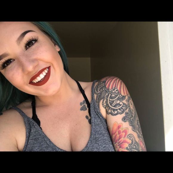 Profile Picture of Cretia Chirco (@crechirco) on Poshmark