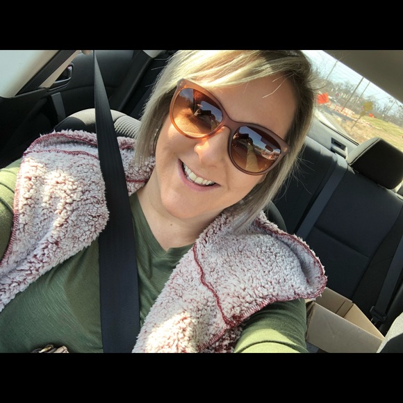 Profile Picture of Marieta Conell (@marietalc8) on Poshmark