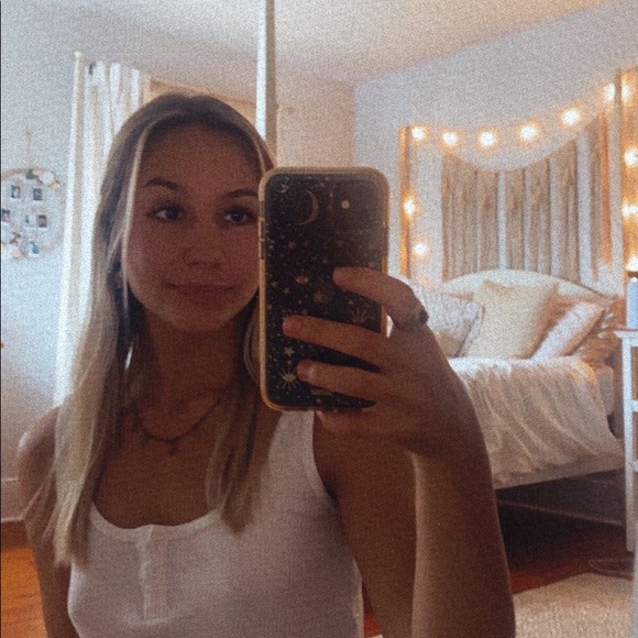 Profile Picture of Jamie Waltsak (@jamieclairew) on Poshmark