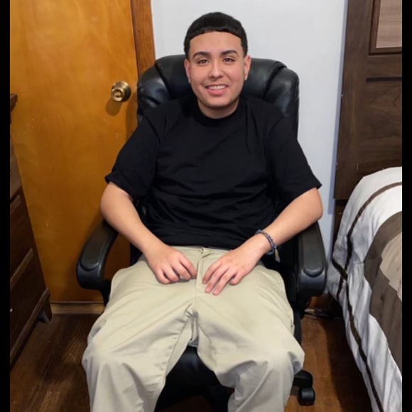 Profile Picture of Irving Silva (@irvingsilva) on Poshmark