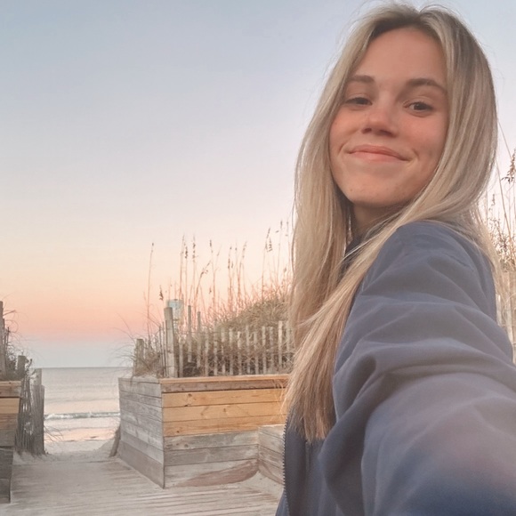 Profile Picture of Julia Macchiaverna (@julia_rose22) on Poshmark