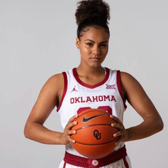 Profile Picture of Ana Llanusa (@ana_llanusa) on Poshmark