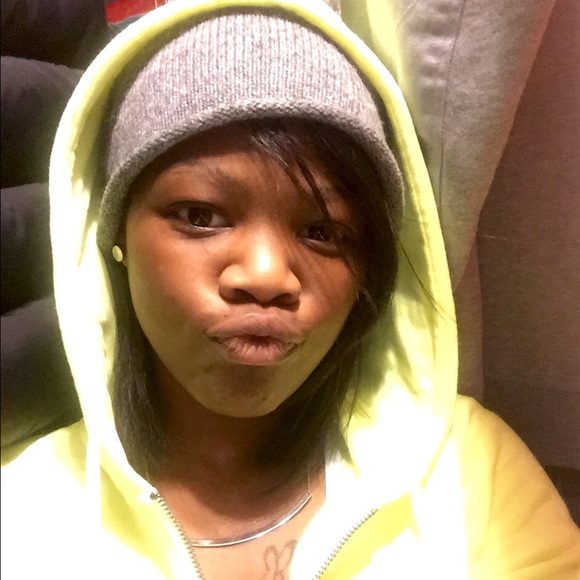 Profile Picture of Yukia Richardson (@yukiaaaa) on Poshmark