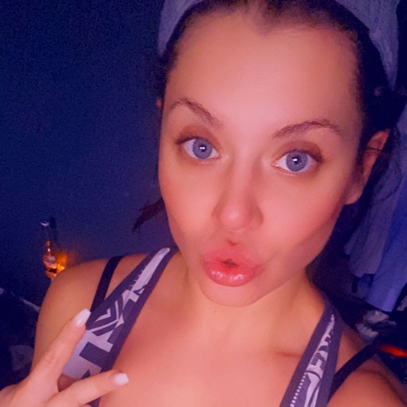 Profile Picture of Jennifer Linkiewicz (@jennayy329) on Poshmark
