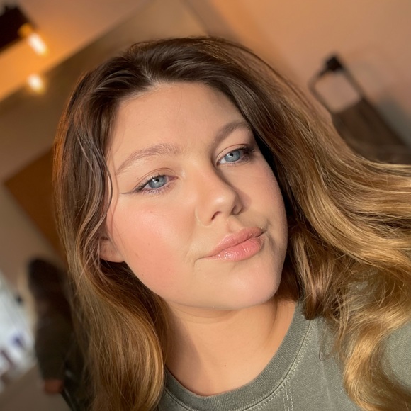 Profile Picture of Madison Fougerousse (@mfougerousse) on Poshmark