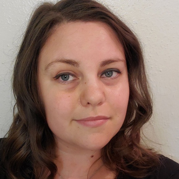 Profile Picture of Niki Malwitz (@nikniki) on Poshmark