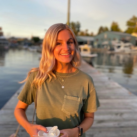 Profile Picture of Amanda Daniele (@amandadaniele) on Poshmark