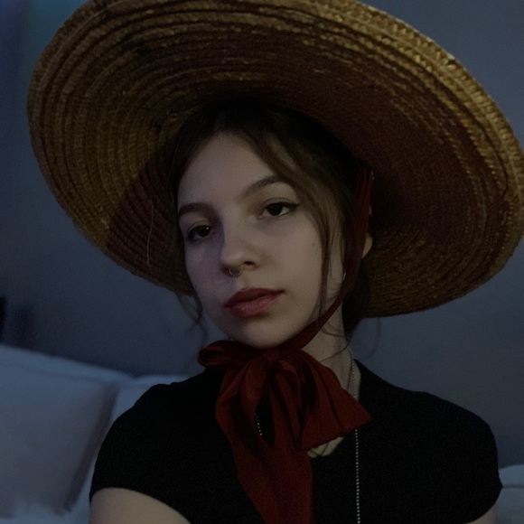 Profile Picture of Ava Palmer (@lamer222) on Poshmark