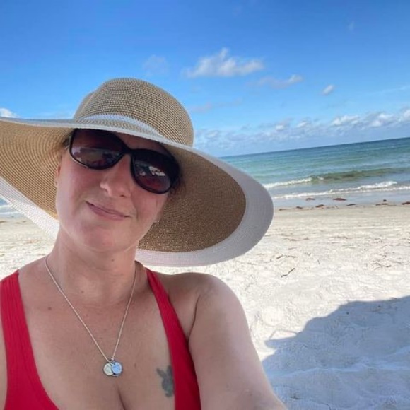 Profile Picture of Melissa Hershey (@mrshershey2124) on Poshmark