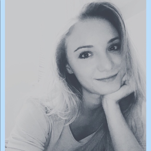 Profile Picture of Beth Watson (@bethwats) on Poshmark