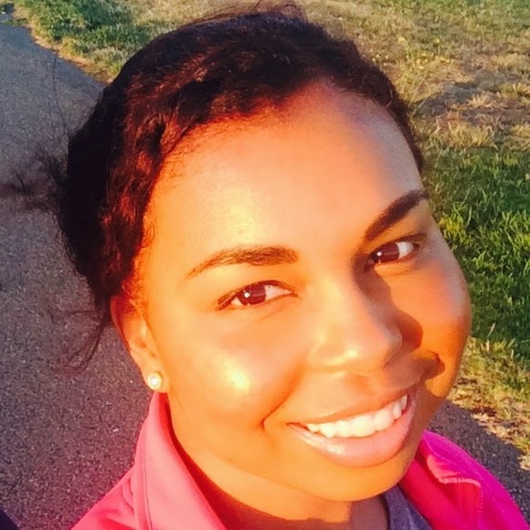 Profile Picture of Jess Fraser (@sunlightsister) on Poshmark