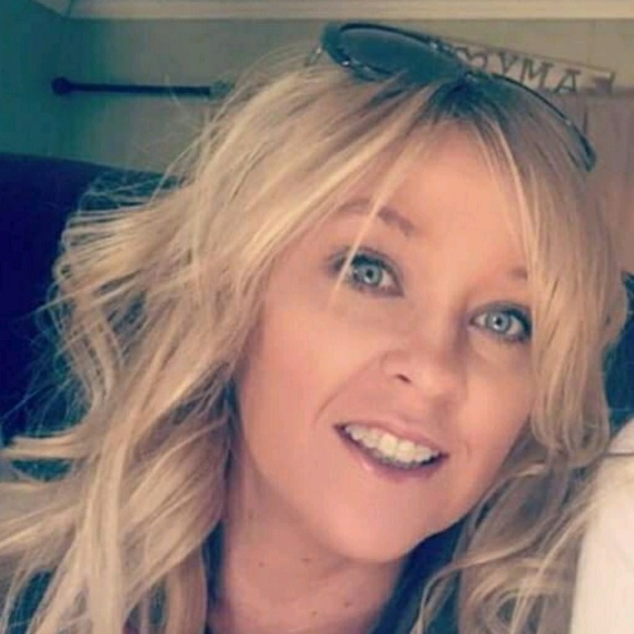 Profile Picture of Amy Holt (@amylynn2003) on Poshmark