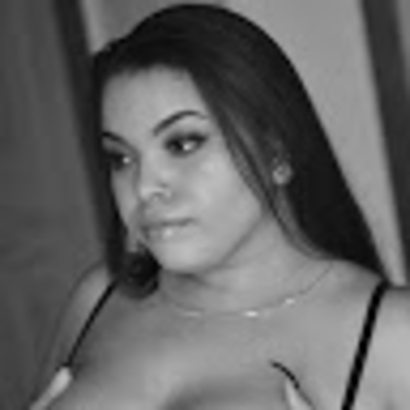 Profile Picture of Dahlia Vonknight (@dahliavonknight) on Poshmark