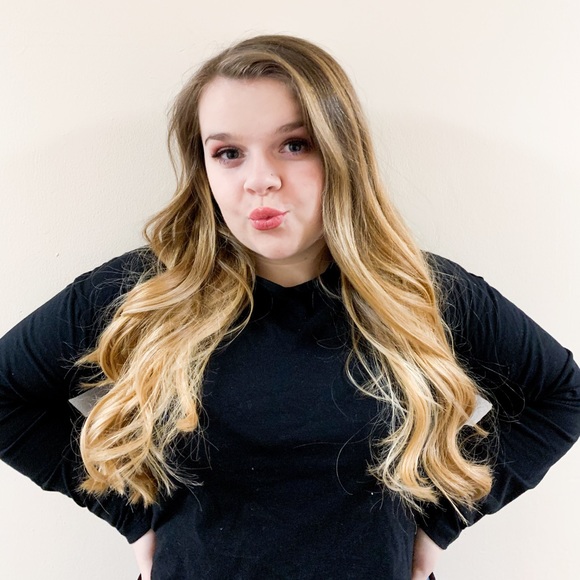 Profile Picture of Hannah Vanepps (@hannahvanepps) on Poshmark