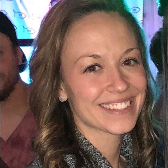 Profile Picture of Courtney Hechinger (@chechinger) on Poshmark