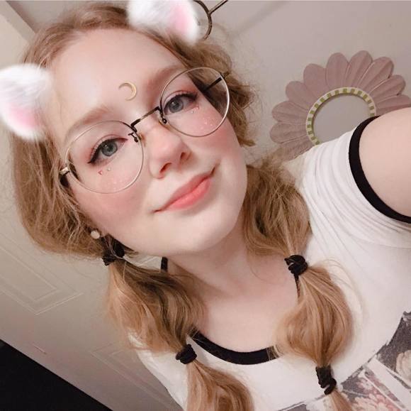 Profile Picture of Erika Shelton (@vossix) on Poshmark