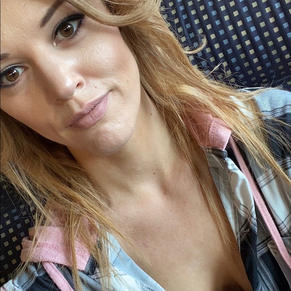 Profile Picture of Jennifer Krushelnicki (@jkrushelnicki) on Poshmark