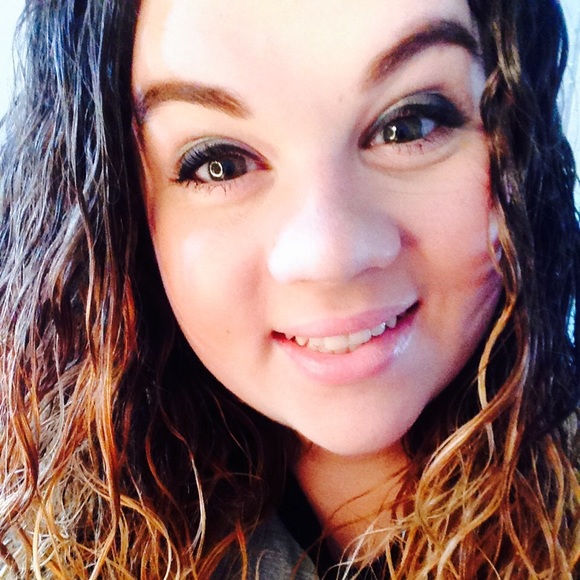Profile Picture of Kirstyn Capozzi (@kirstyncapozzi) on Poshmark