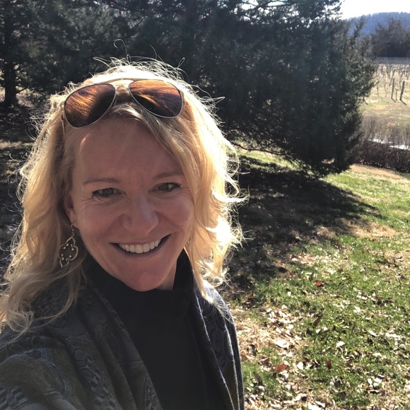 Profile Picture of Paula Robison (@paula_ro) on Poshmark