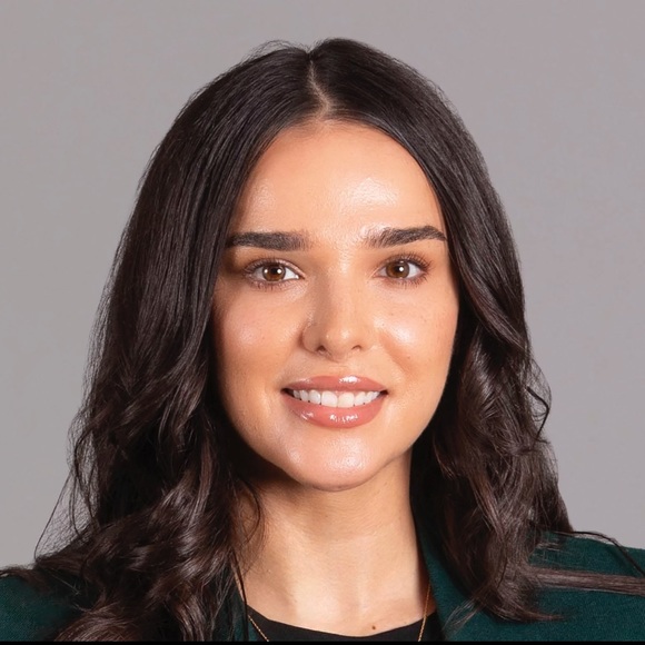 Profile Picture of Taraneh Jones (@taraneh_jones) on Poshmark